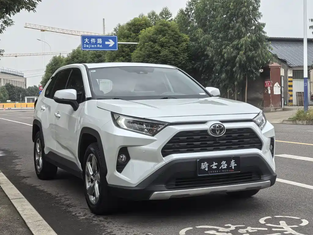 Toyota RAV4 — фото 3