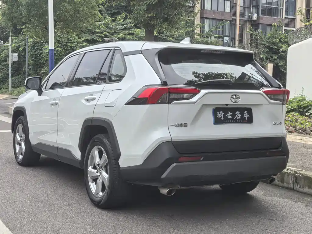 Toyota RAV4 — фото 5