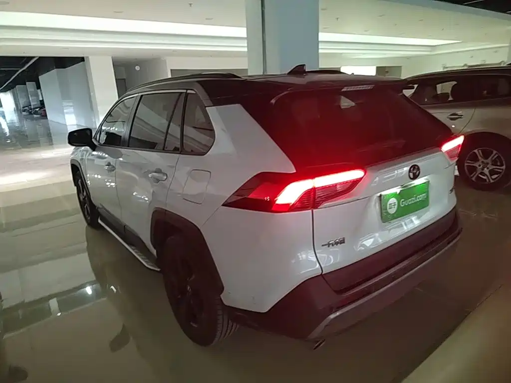 Toyota RAV4 — фото 4
