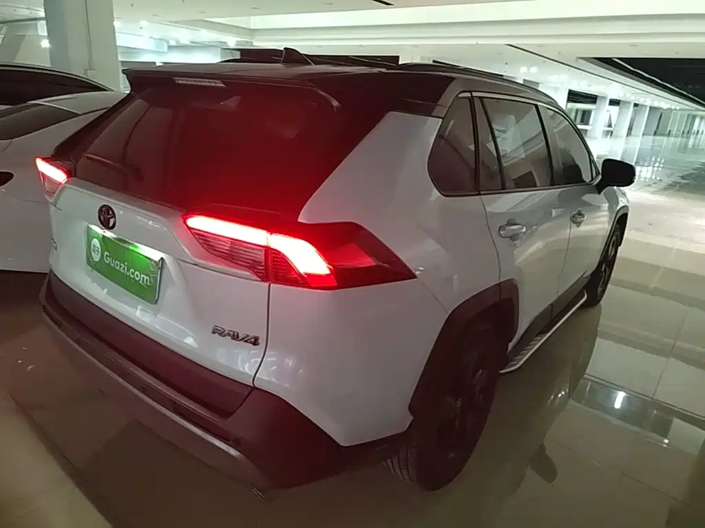 Toyota RAV4 — фото 6