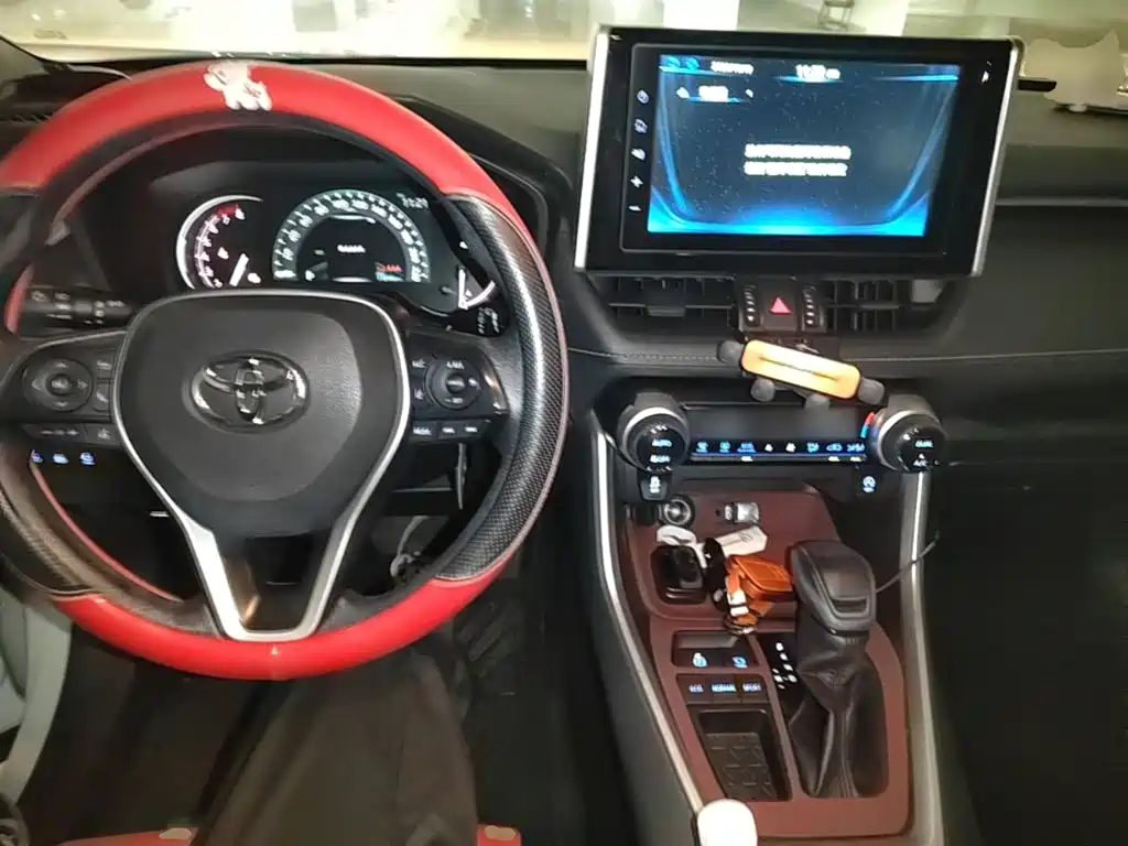 Toyota RAV4 — фото 9