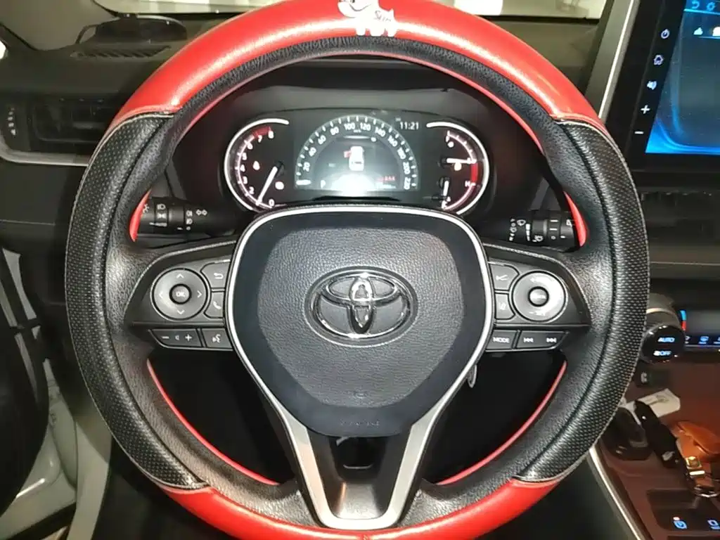 Toyota RAV4 — фото 10