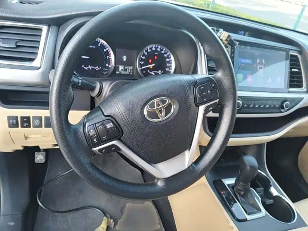 Toyota Highlander — фото 10