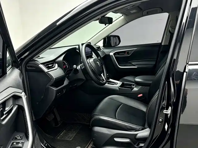 Toyota RAV4 — фото 8