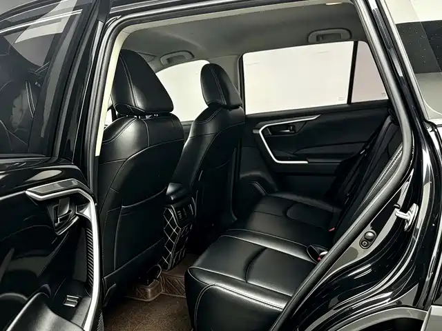 Toyota RAV4 — фото 9