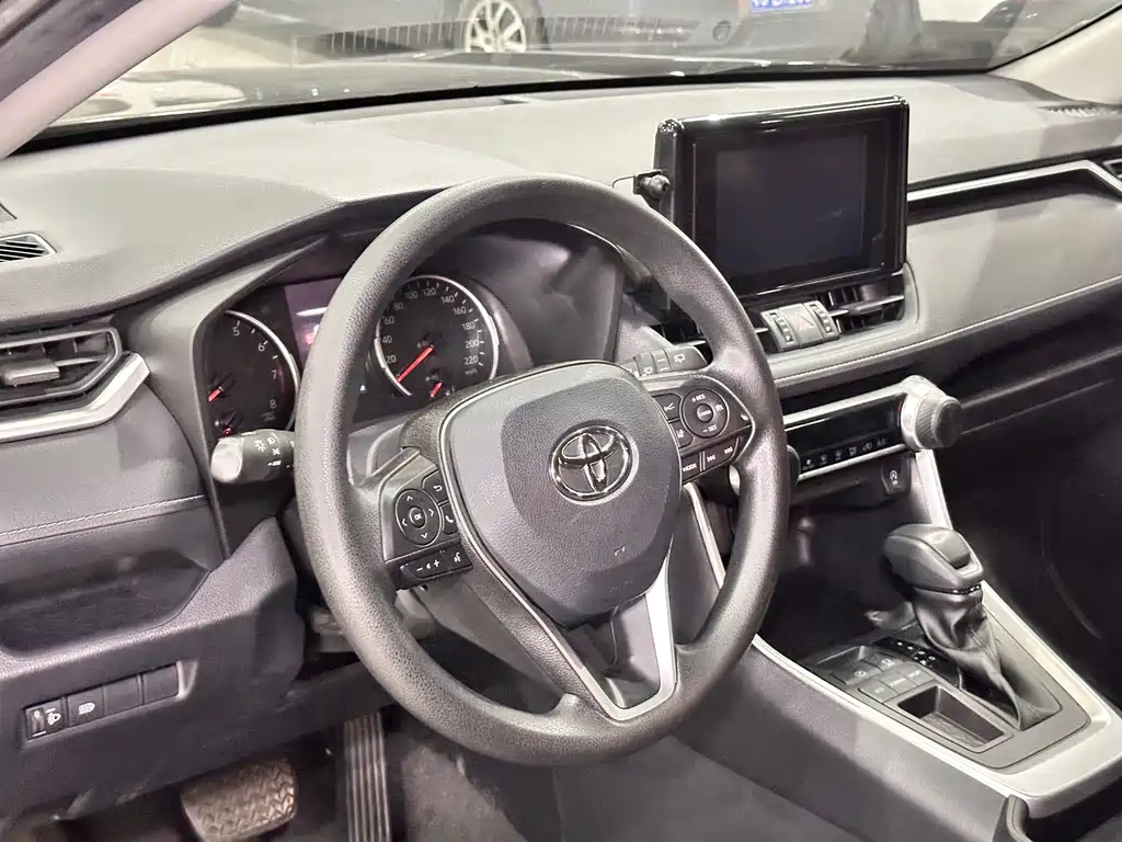 Toyota RAV4 — фото 4