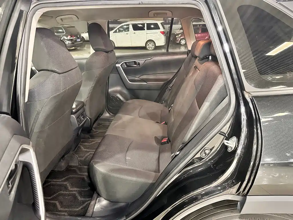 Toyota RAV4 — фото 6