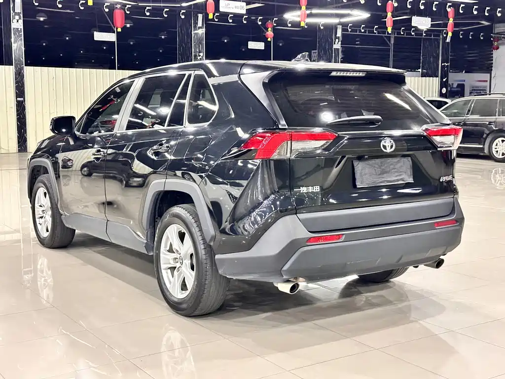 Toyota RAV4 — фото 9