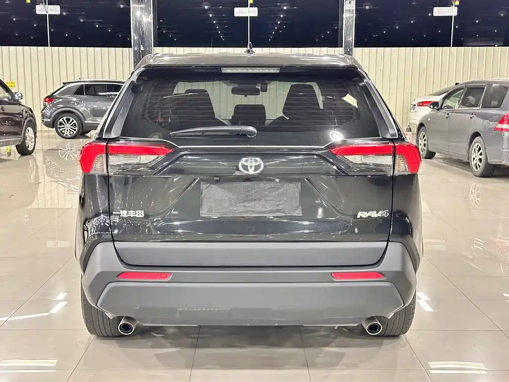Toyota RAV4 — фото 10