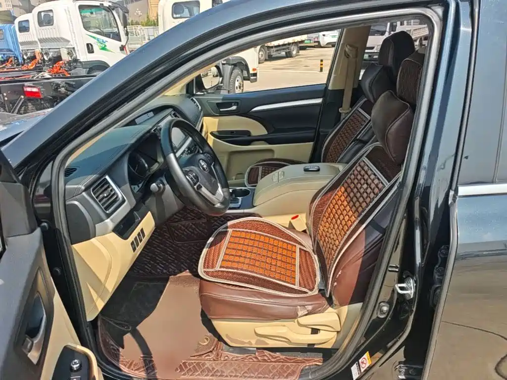 Toyota Highlander — фото 10