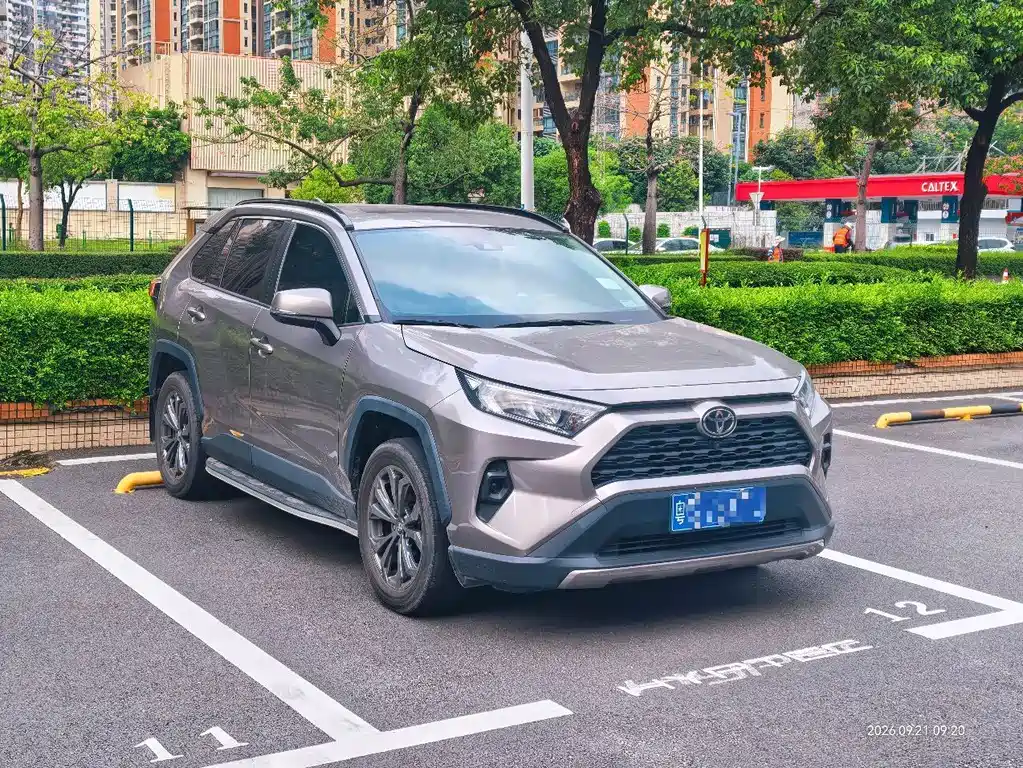 Toyota RAV4 — фото 2