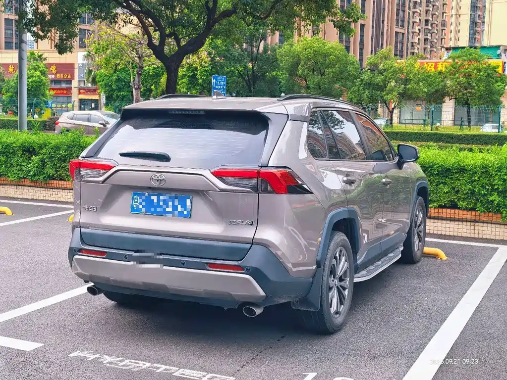 Toyota RAV4 — фото 3