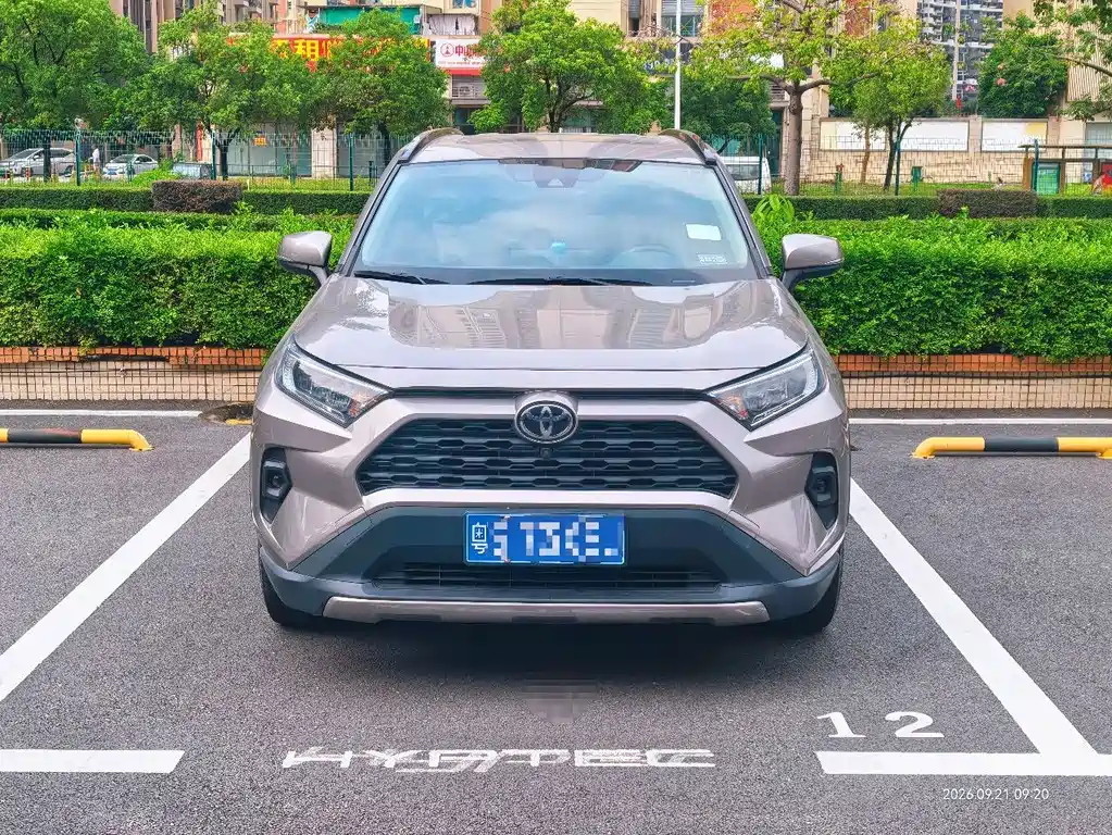 Toyota RAV4 — фото 6