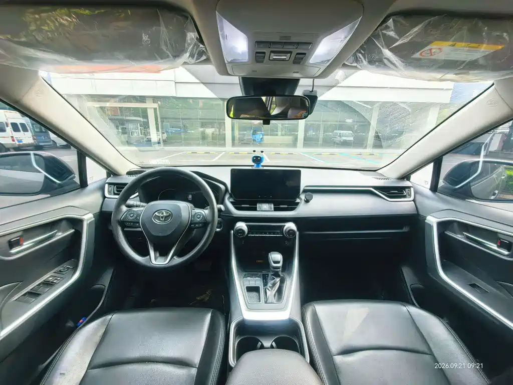 Toyota RAV4 — фото 8