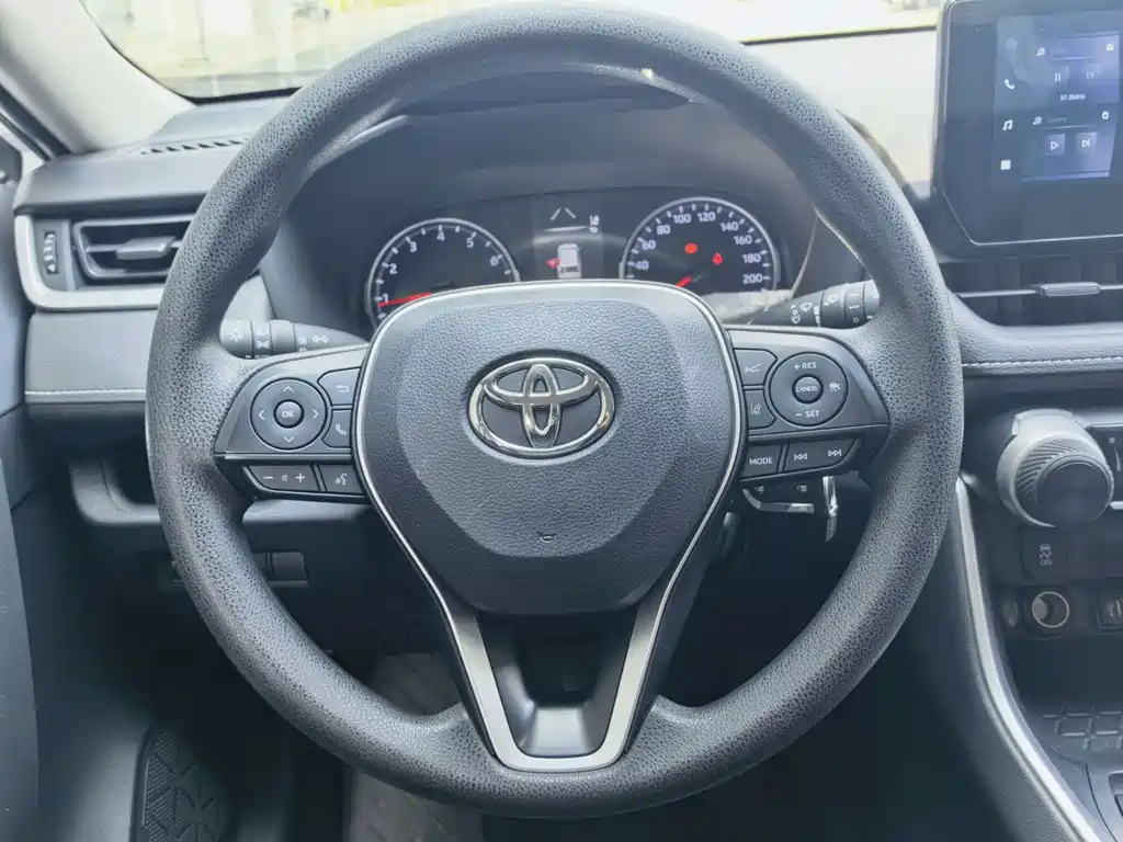 Toyota RAV4 — фото 13