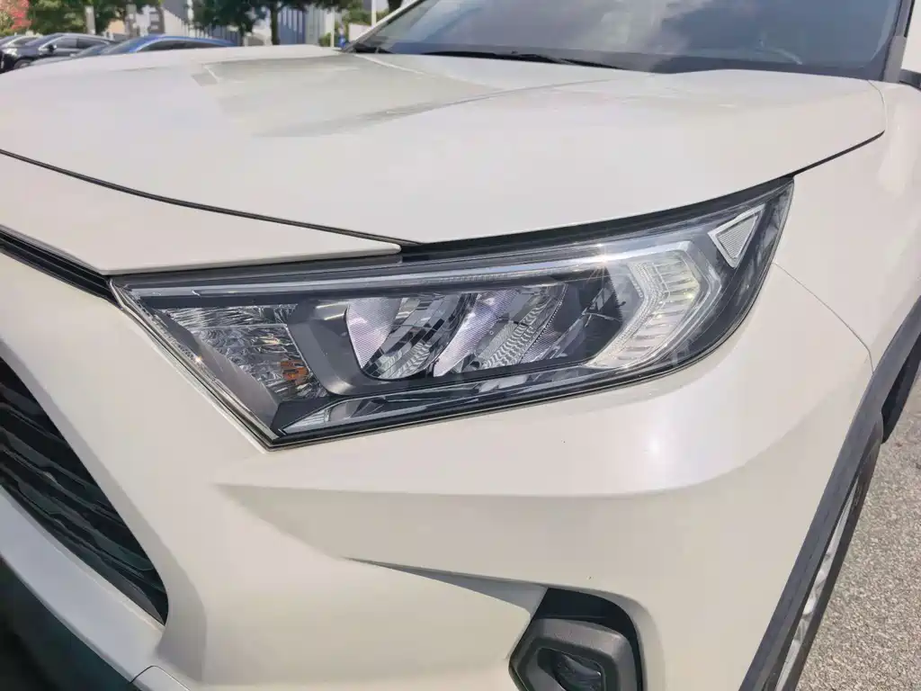 Toyota RAV4 — фото 7