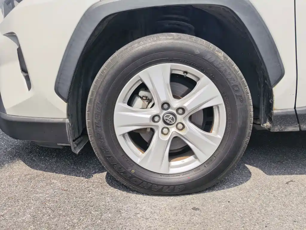 Toyota RAV4 — фото 9