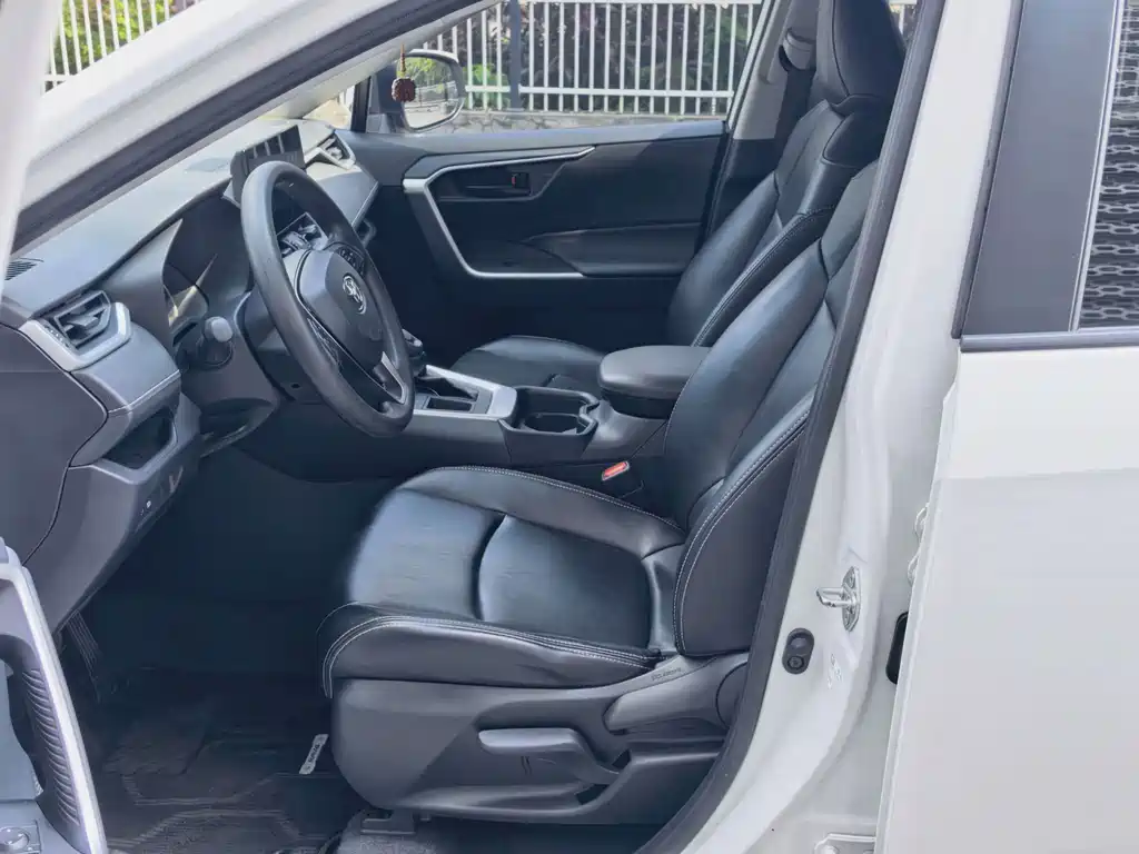 Toyota RAV4 — фото 10