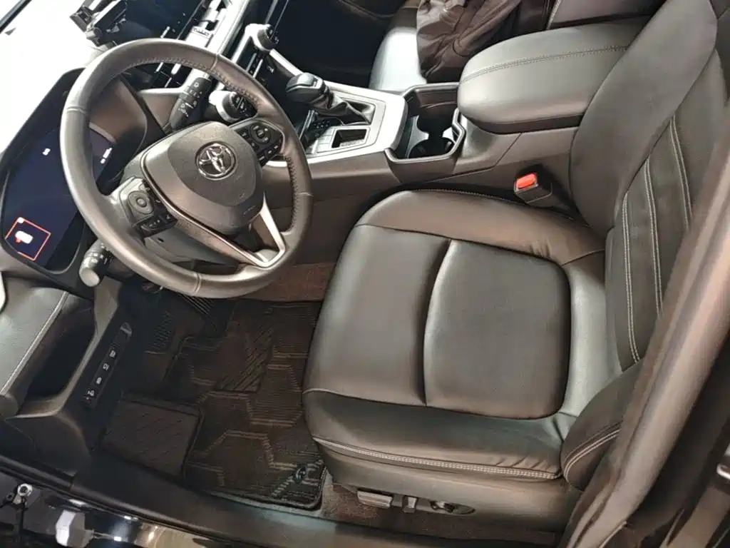 Toyota RAV4 — фото 11