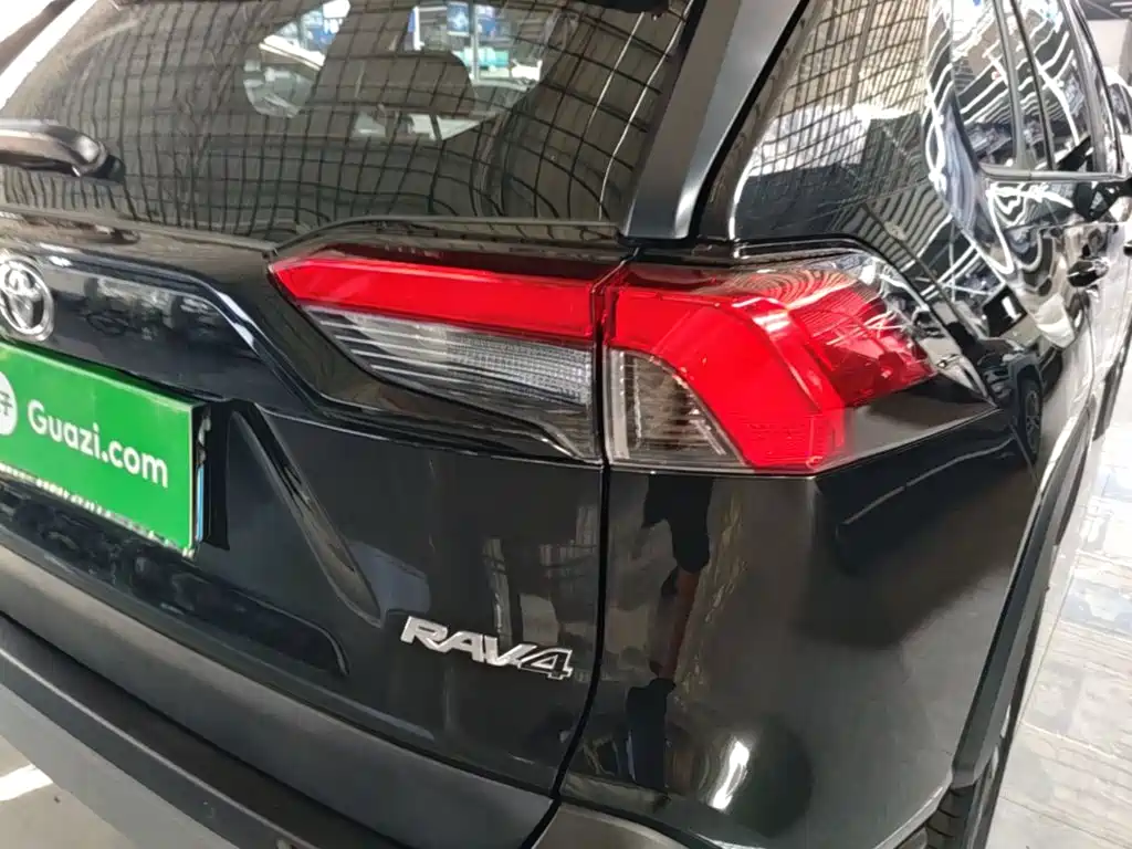 Toyota RAV4 — фото 23