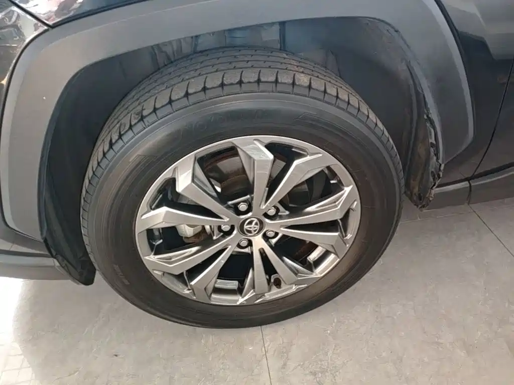 Toyota RAV4 — фото 24