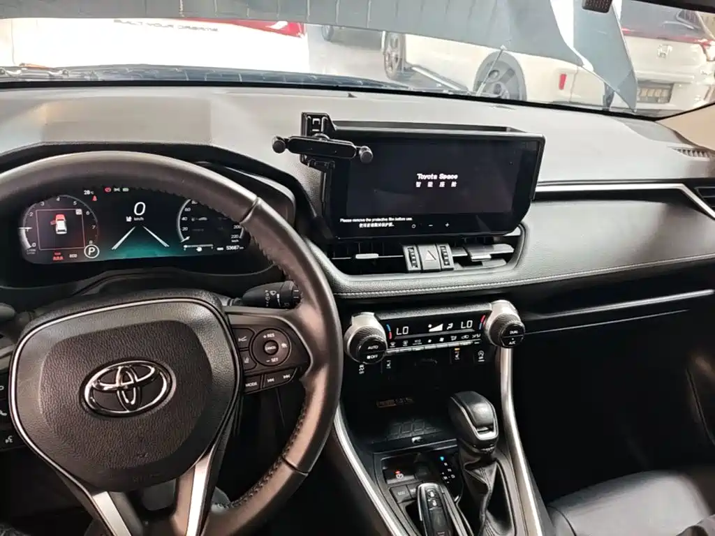 Toyota RAV4 — фото 5