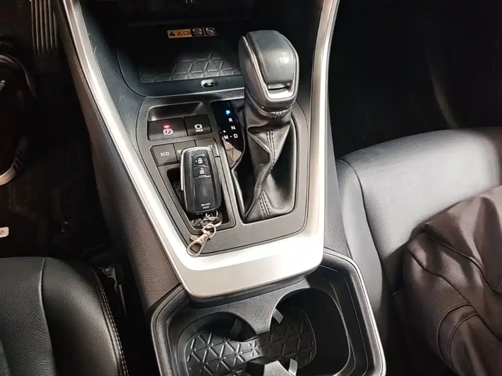Toyota RAV4 — фото 9