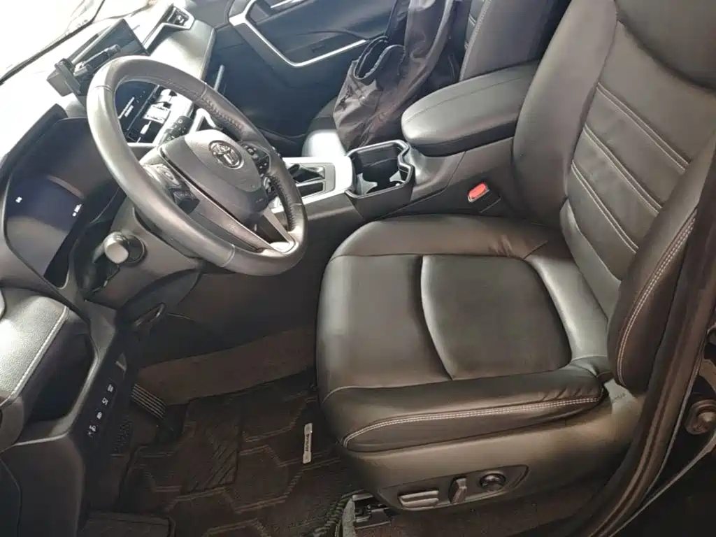 Toyota RAV4 — фото 10