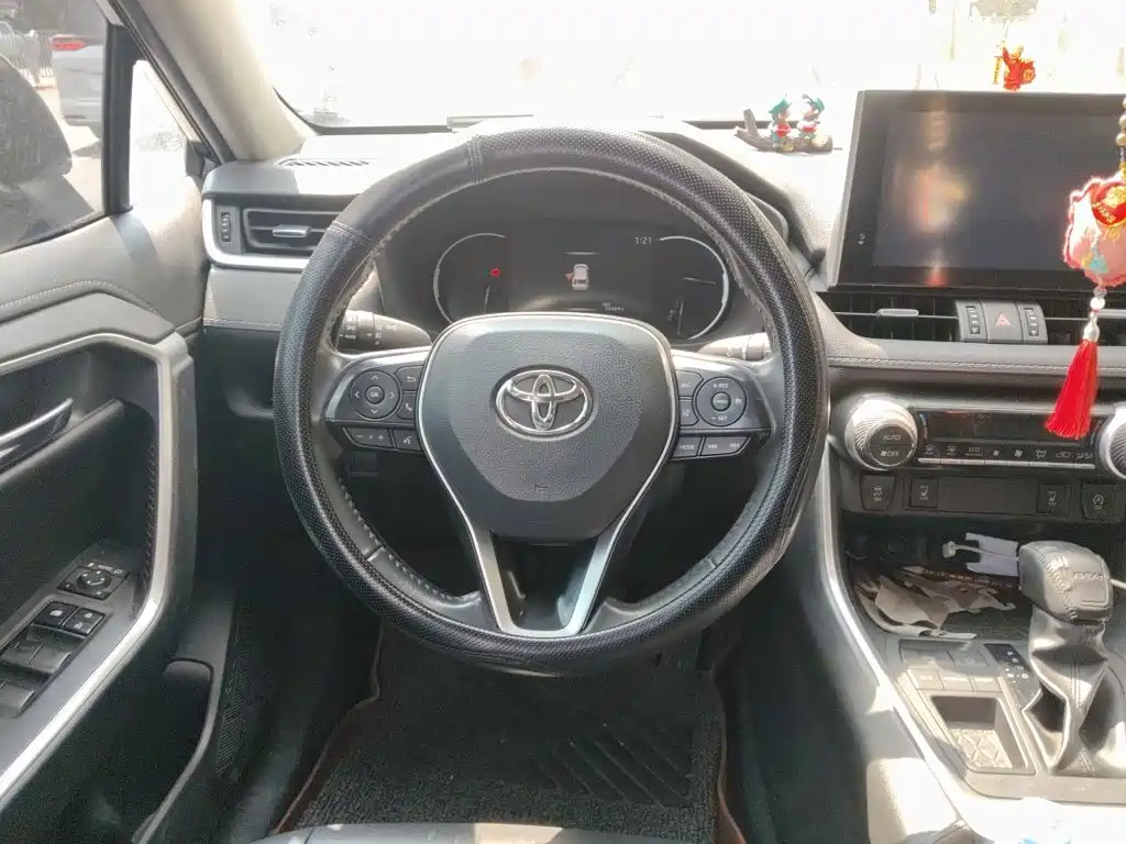 Toyota RAV4 — фото 11