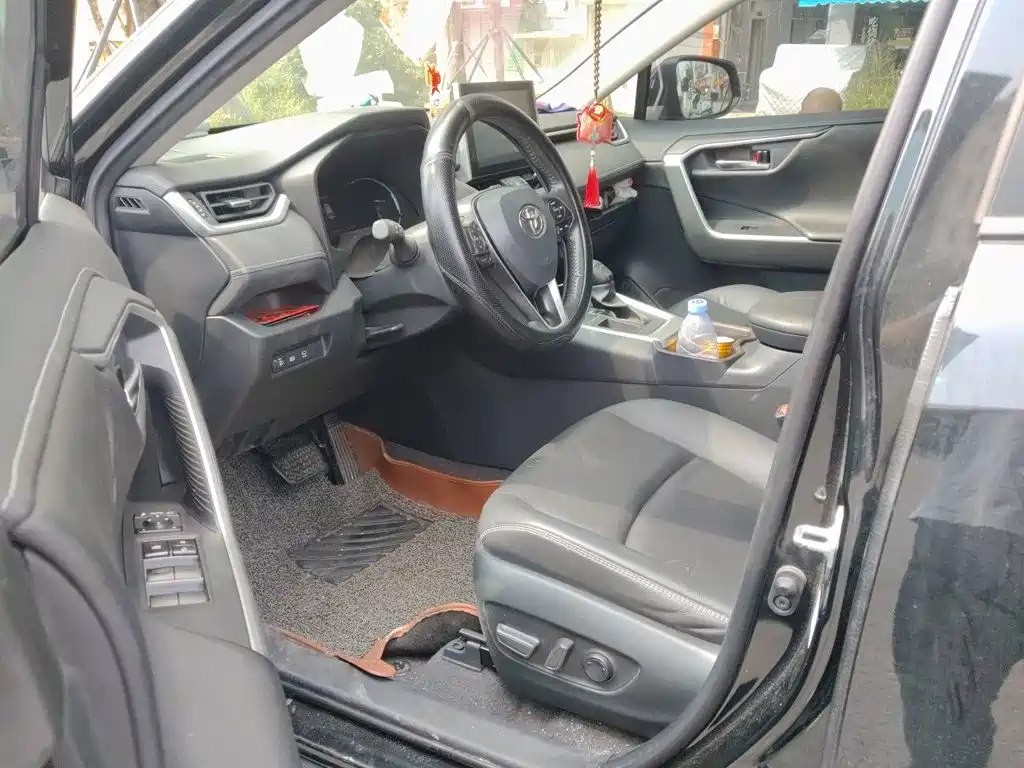 Toyota RAV4 — фото 17