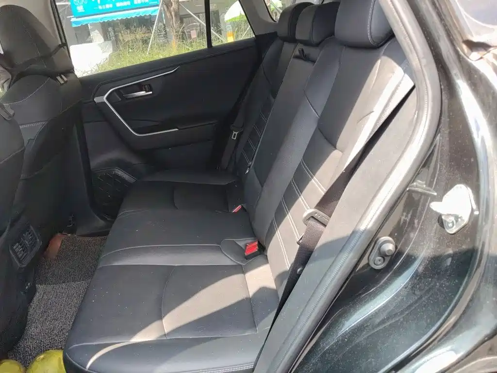 Toyota RAV4 — фото 18