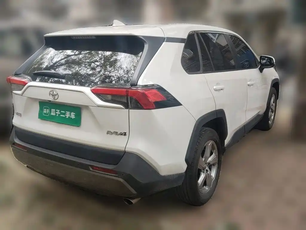 Toyota RAV4 — фото 4