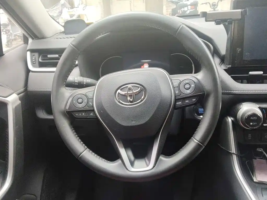 Toyota RAV4 — фото 6