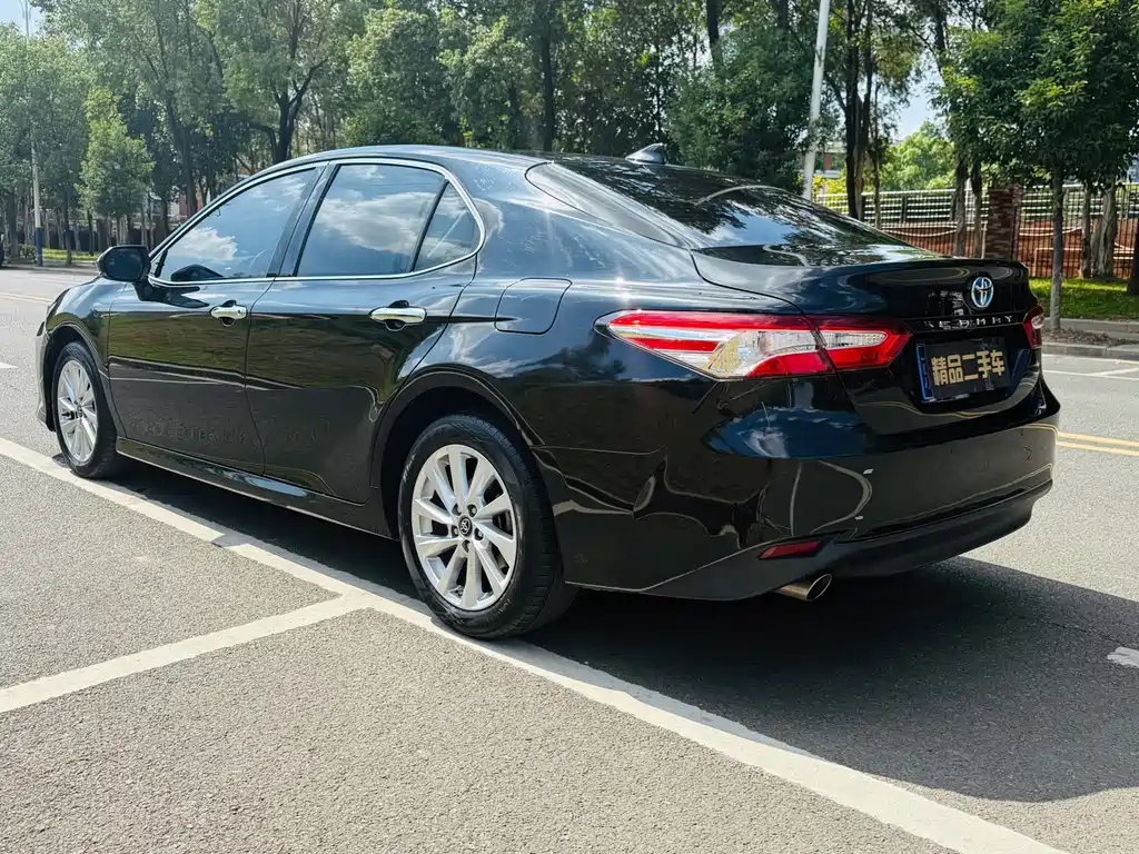 Toyota Camry — фото 5