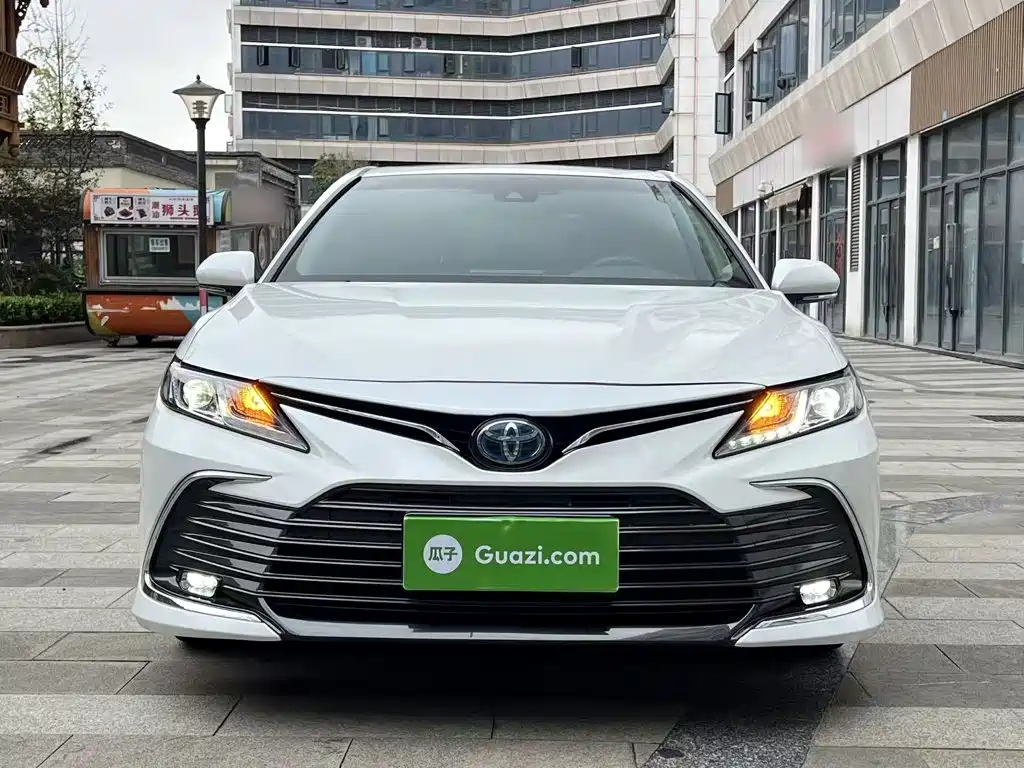 Toyota Camry — фото 2