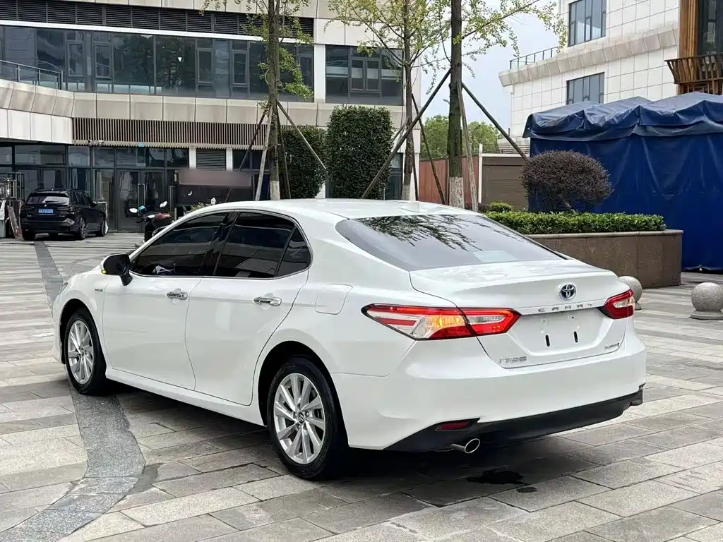 Toyota Camry — фото 4