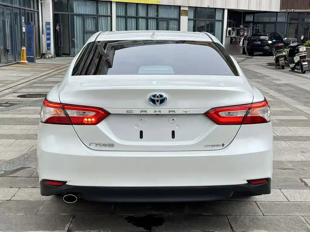 Toyota Camry — фото 5