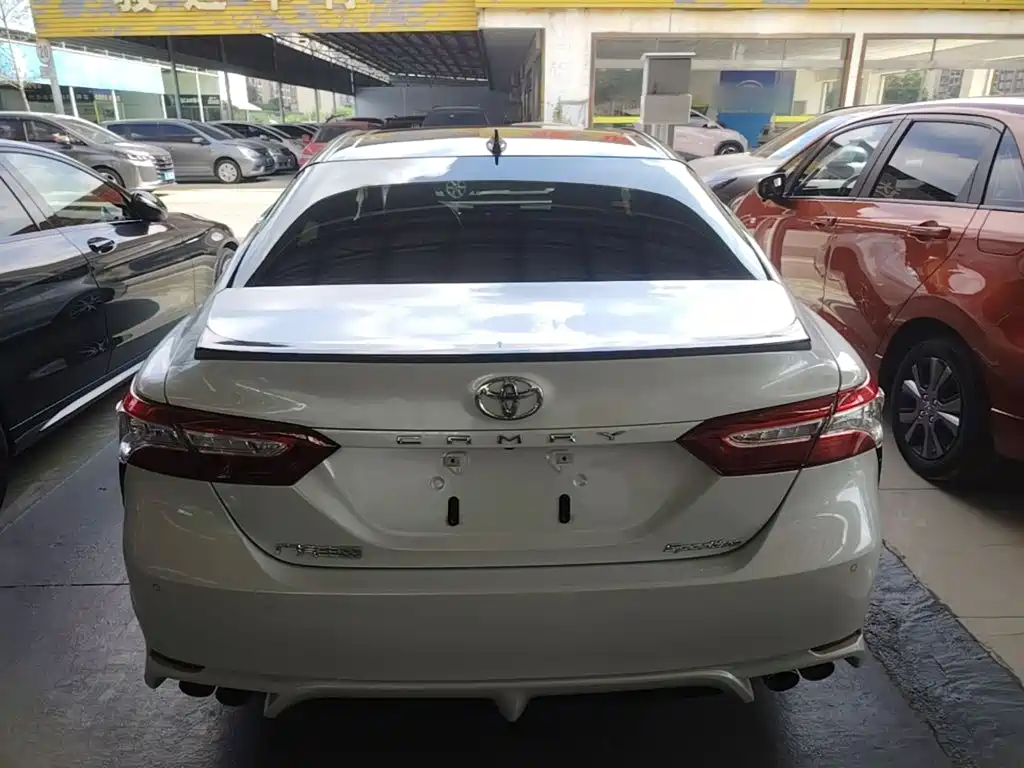 Toyota Camry — фото 5