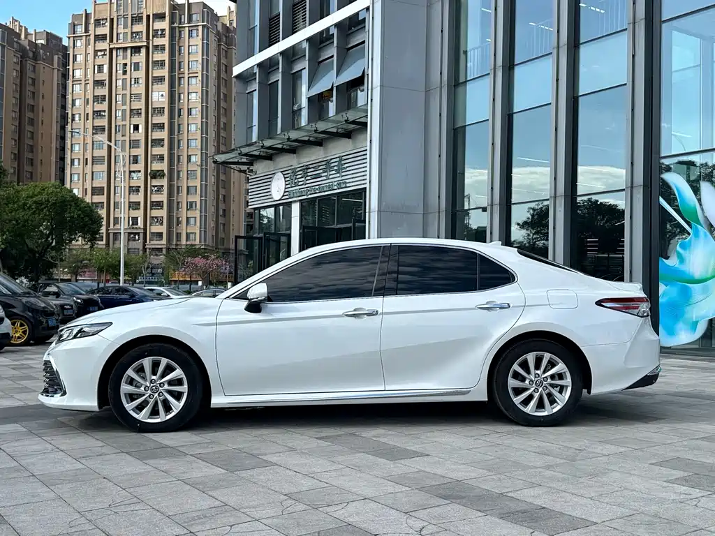 Toyota Camry — фото 3