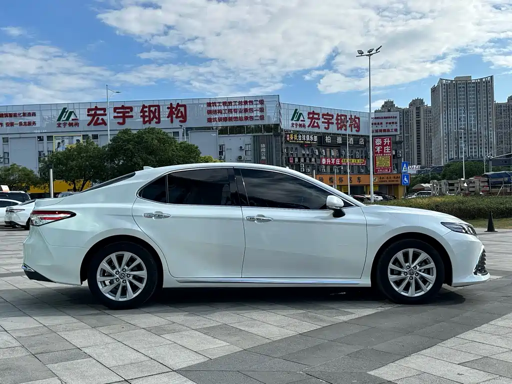Toyota Camry — фото 5