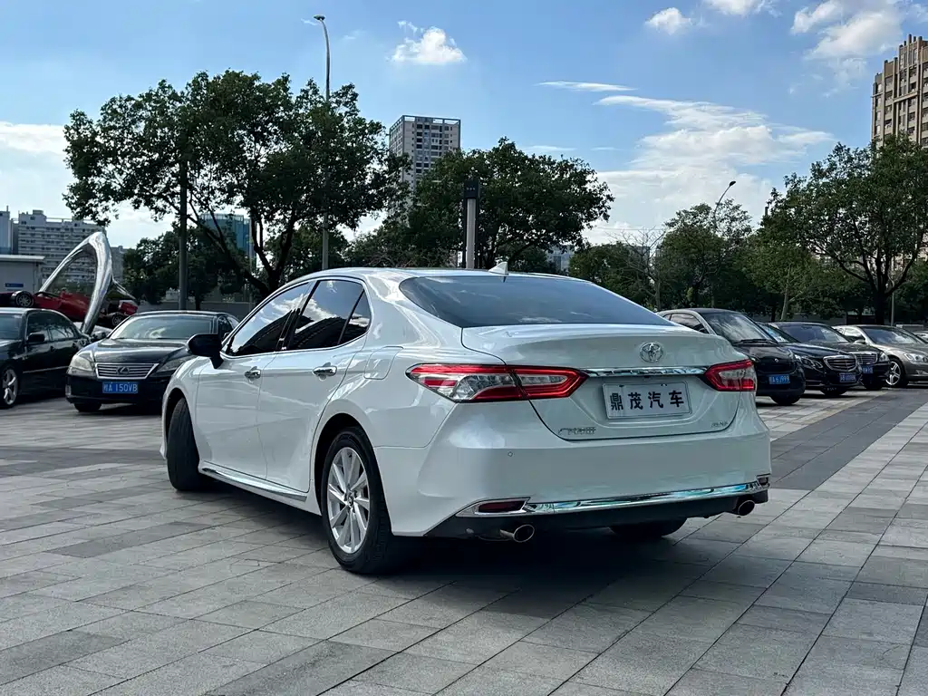 Toyota Camry — фото 6