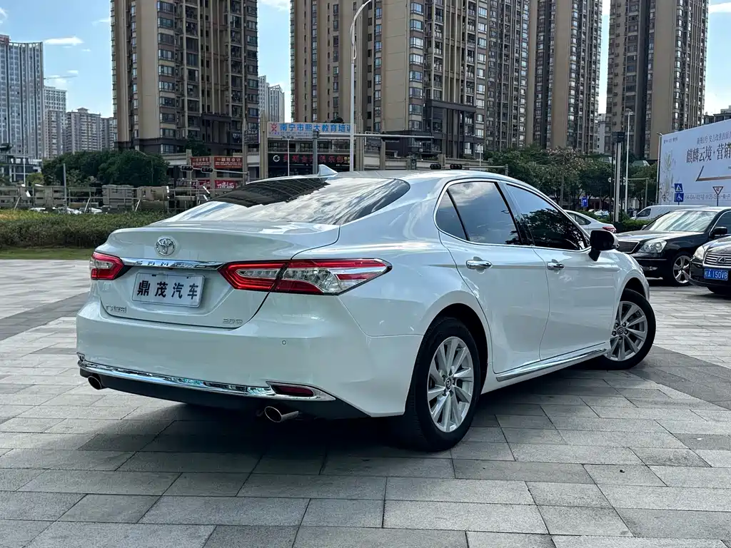 Toyota Camry — фото 7
