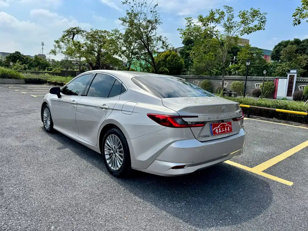 Toyota Camry — фото 4