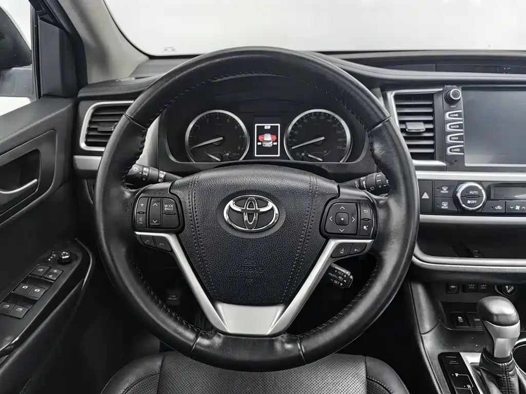 Toyota Highlander — фото 11