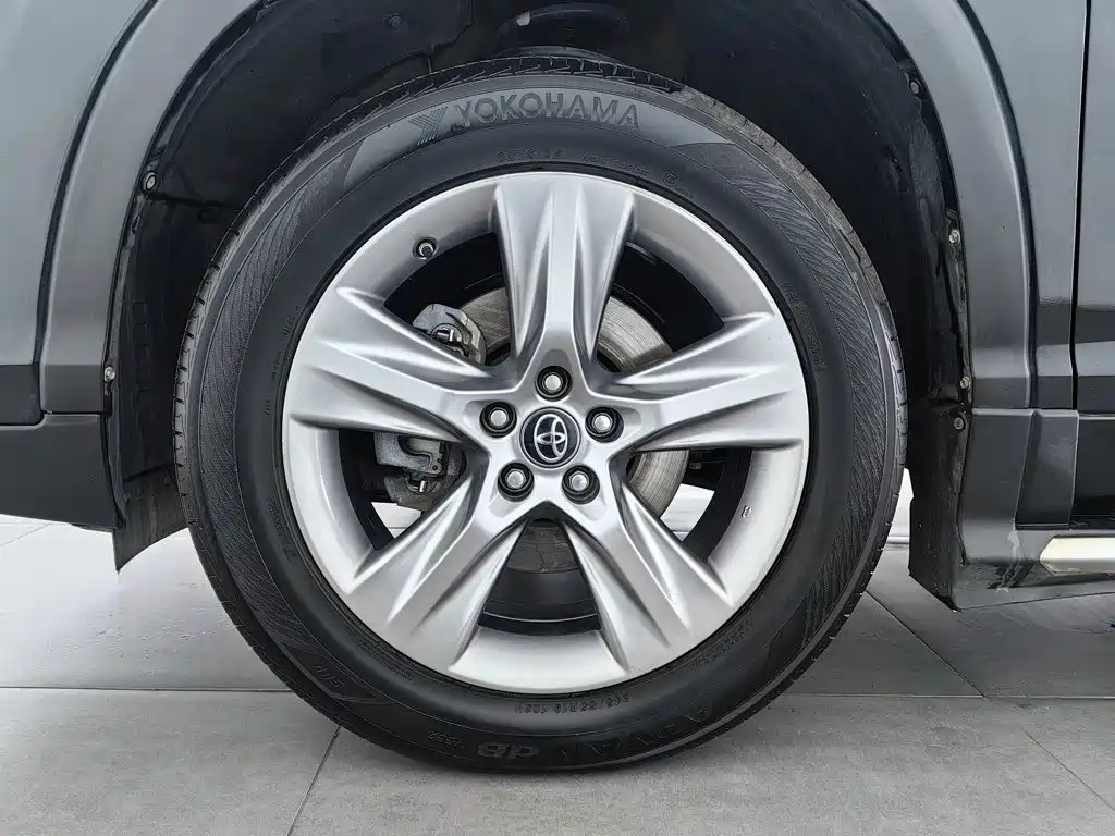 Toyota Highlander — фото 17