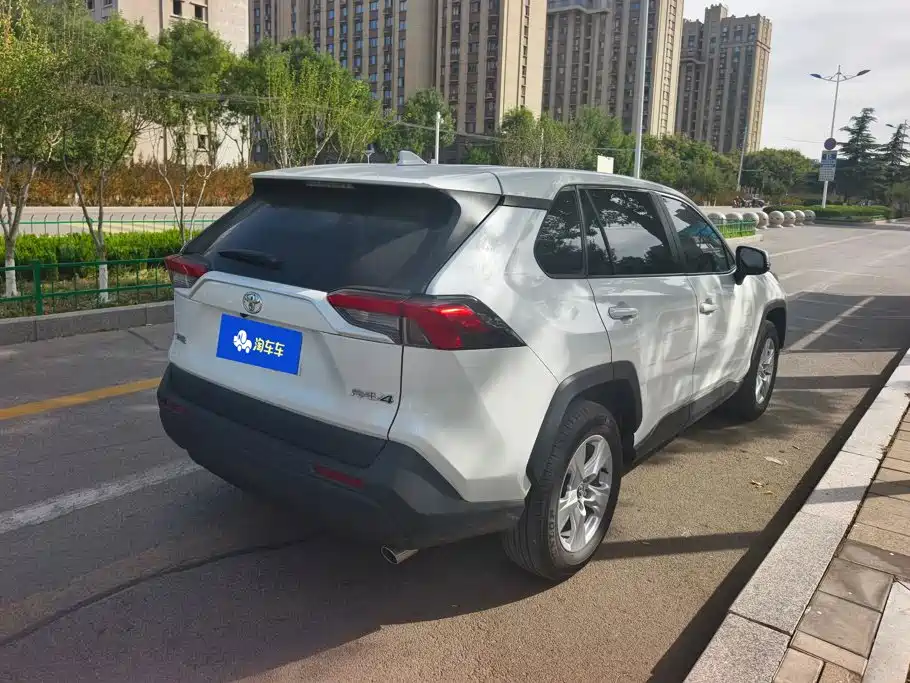 Toyota RAV4 — фото 3