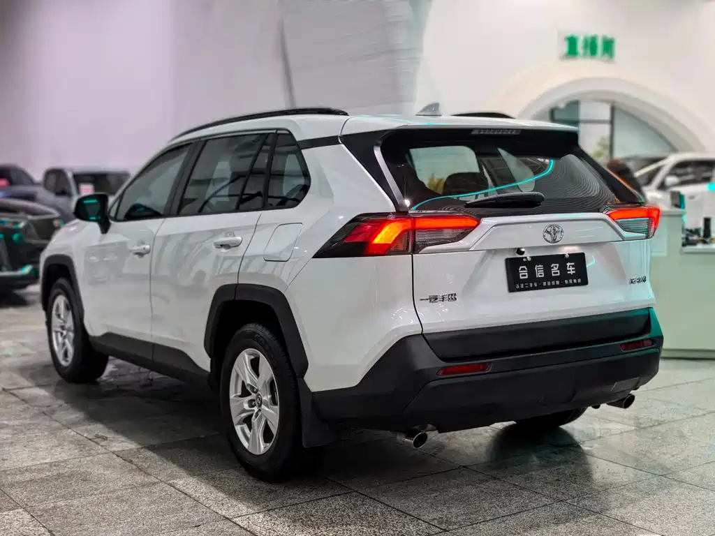 Toyota RAV4 — фото 4