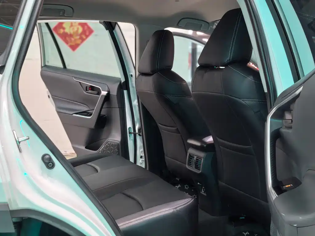 Toyota RAV4 — фото 8