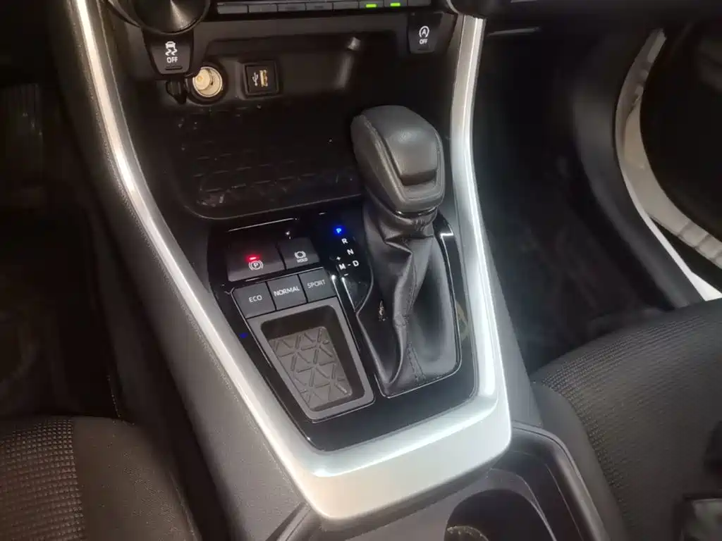 Toyota RAV4 — фото 13