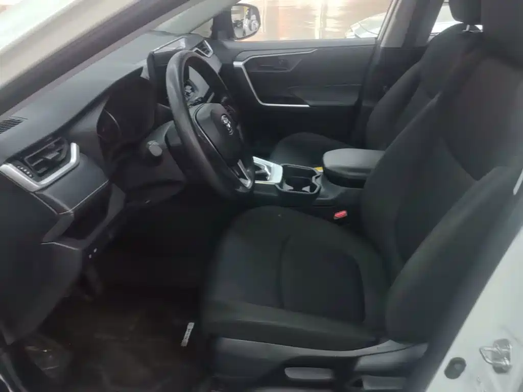 Toyota RAV4 — фото 14